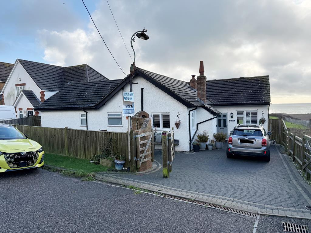 Lot: 62 - DETACHED HOUSE WITH SEA VIEWS PLUS ADJOINING LAND WITH PLANNING - Front elevation with driveway